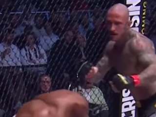 Bartl knokautuje súpera.