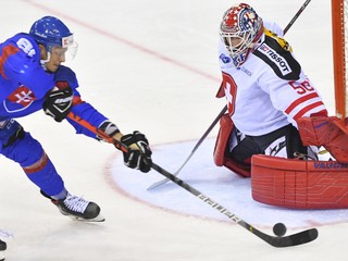 Peter Šišovský (Slovensko) a brankár Melvin Nyffler (Švajčiarsko) na Nemeckom pohári 2019.