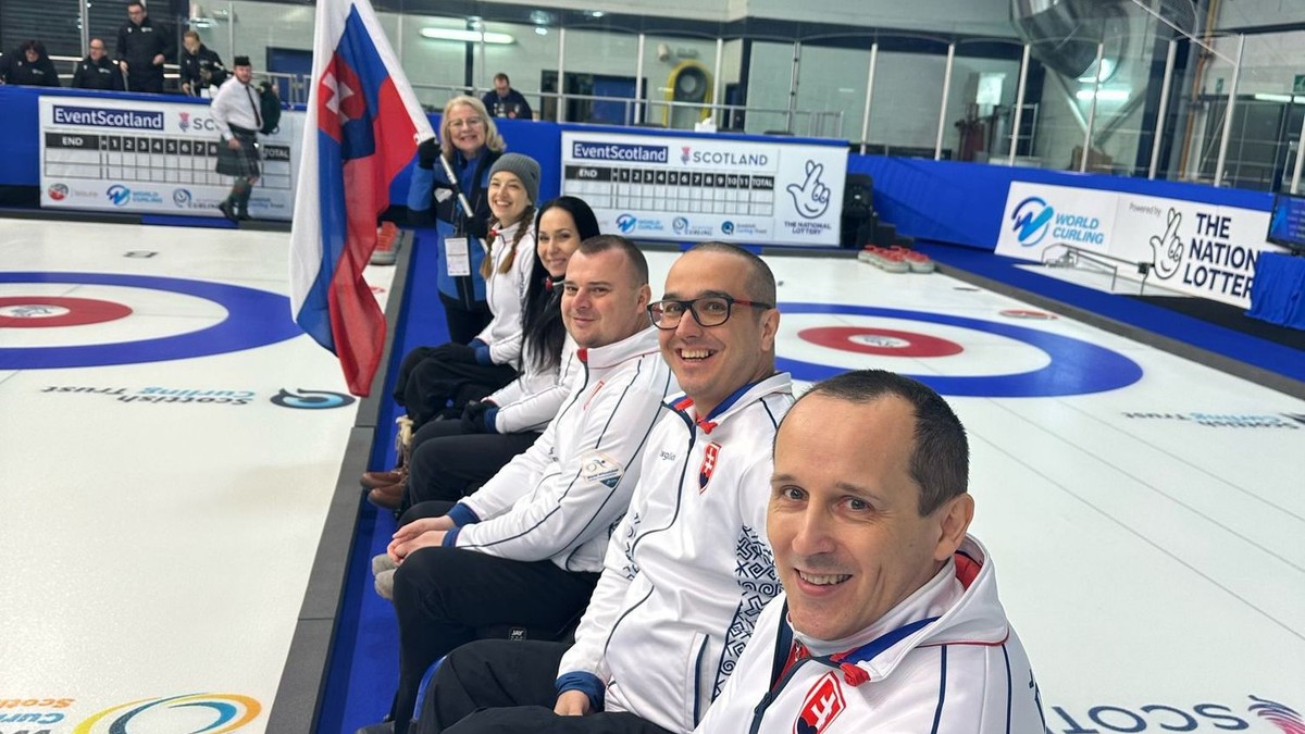 Slovenskí curleri na vozíku počas MS 2025.