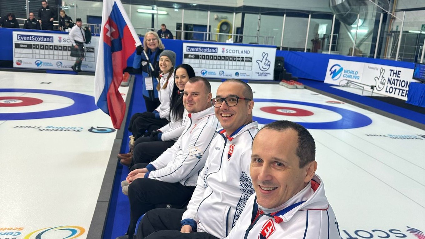 Slovenskí curleri na vozíku počas MS 2025.