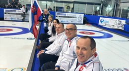 Slovenskí curleri na vozíku počas MS 2025.