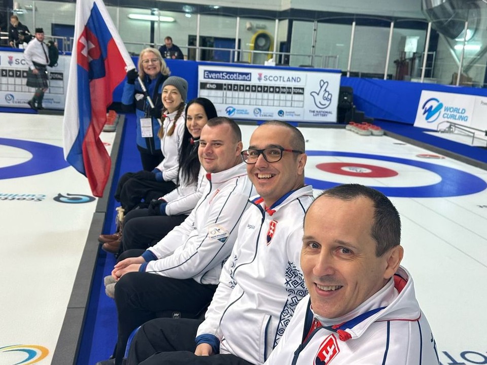 Slovenskí curleri na vozíku počas MS 2025.