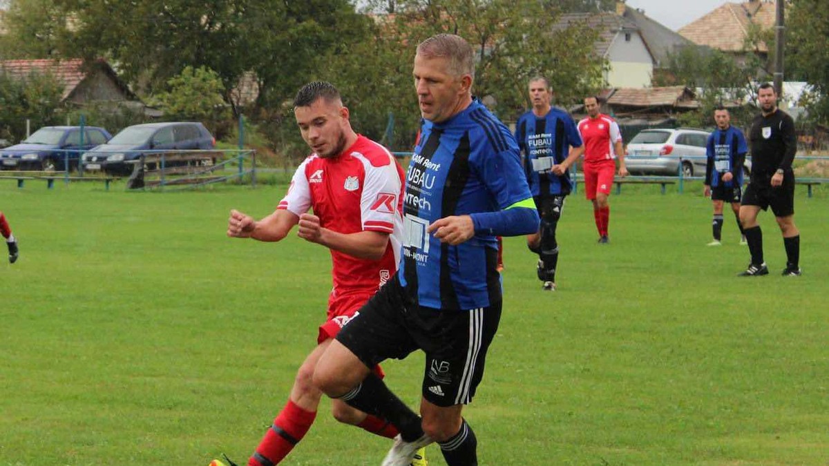 Miroslav Paľaga (v modrom) v zápase Hrnčiarske Zalužany - Tomášovce. 