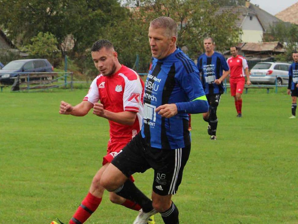 Miroslav Paľaga (v modrom) v zápase Hrnčiarske Zalužany - Tomášovce. 