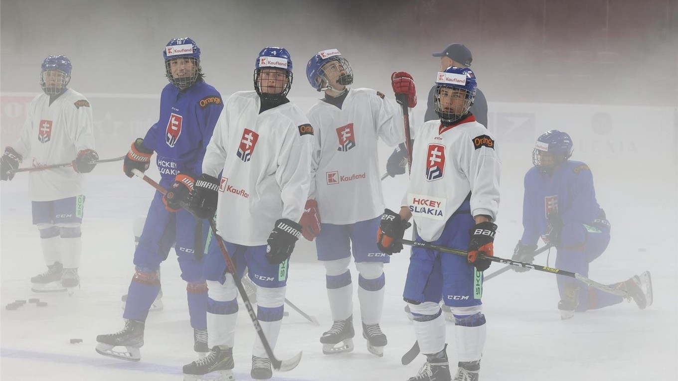 Slovenskí hokejisti do 18 rokov počas tréningu pred turnajom Hlinka Gretzky Cup 2023.