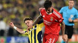 Na snímke hráč Sebastian Szymanski  (53) z Fenerbahce a Enzo Barrenechea z Benfica Lisabon.