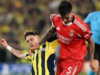 Na snímke hráč Sebastian Szymanski  (53) z Fenerbahce a Enzo Barrenechea z Benfica Lisabon.