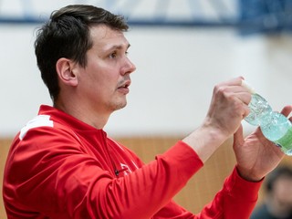 Tréner volejbalistov Komárna František Ogurčák.