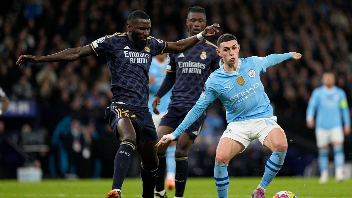 Phil Foden a Antonio Rüdiger počas odvety štvrťfinále Manchester City - Real Madrid. 