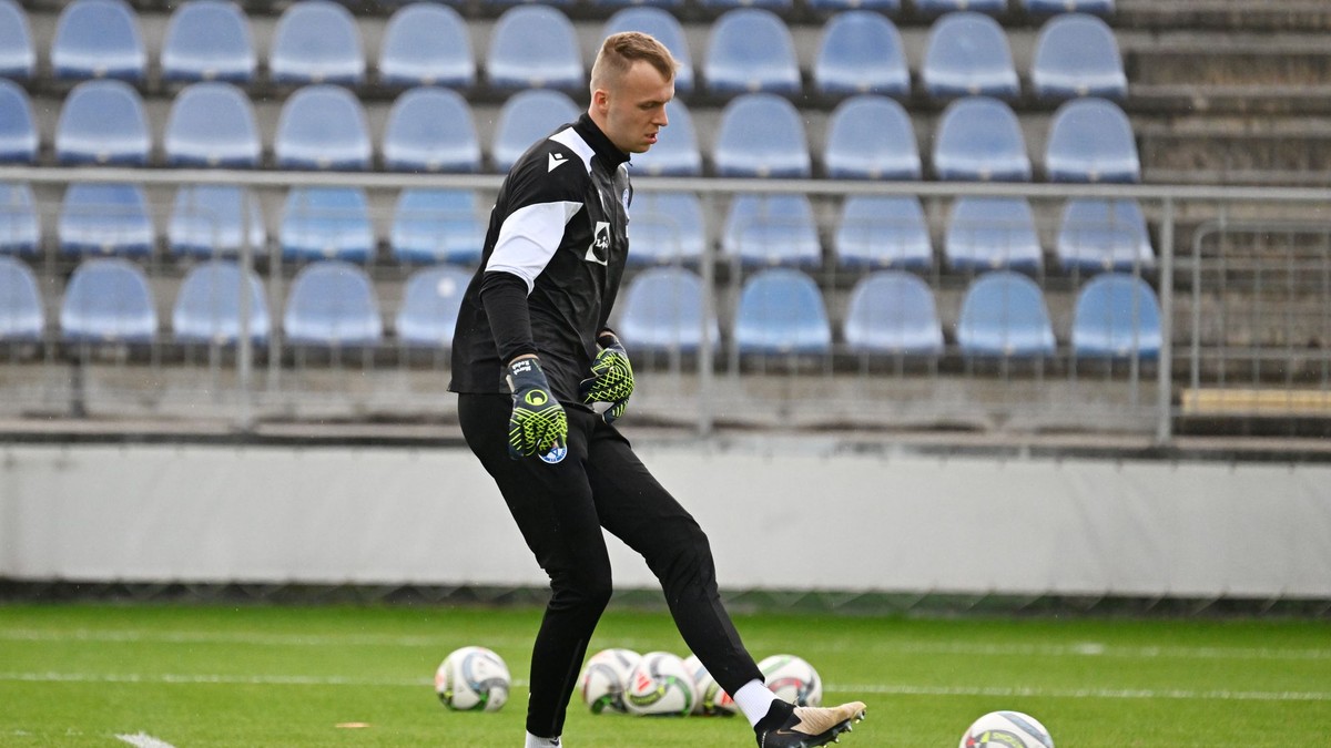 Brankár Marek Rodák počas tréningu slovenskej reprezentácie pred zápasom proti Švédsku v Lige národov.