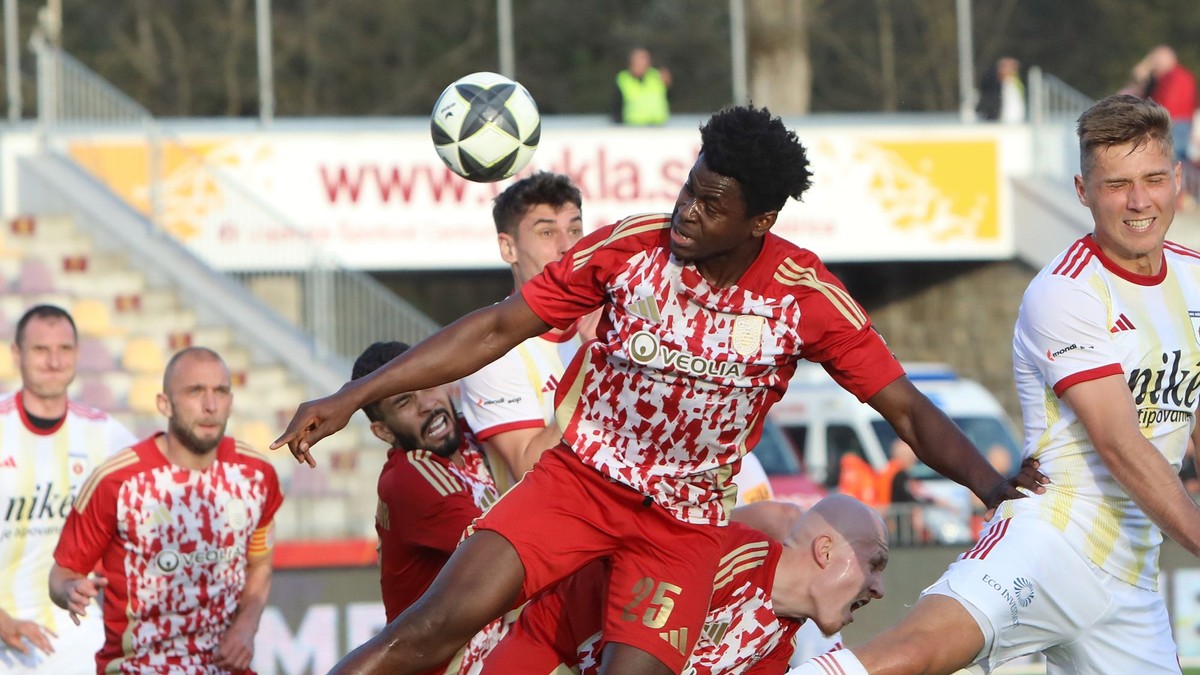 Ivan Anokye Mensah v zápase MFK Dukla Banská Bystrica - MFK Ružomberok v odvete semifinále Slovnaft Cupu.