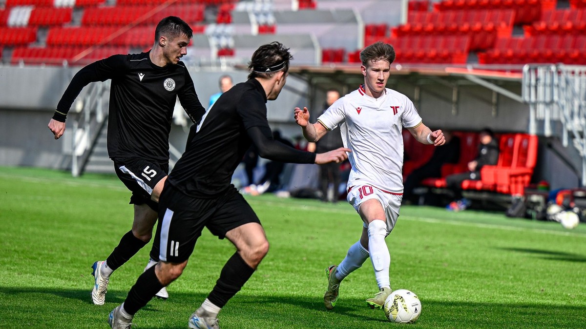 V Trenčíne pálili ostrými Galanťania Martin Repa (11) a Alex Holub (15).