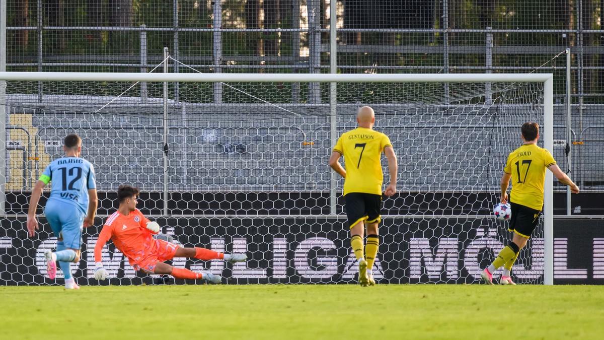 Kenan Bajrič (Slovan), Dominik Takáč (Slovan), Viktor Gustafson (Mjällby) a Elliot Stroud (Mjällby), ktorý dáva gól počas prvého zápasu 3. predkola Ligy majstrov Mjällby AIF - ŠK Slovan Bratislava.