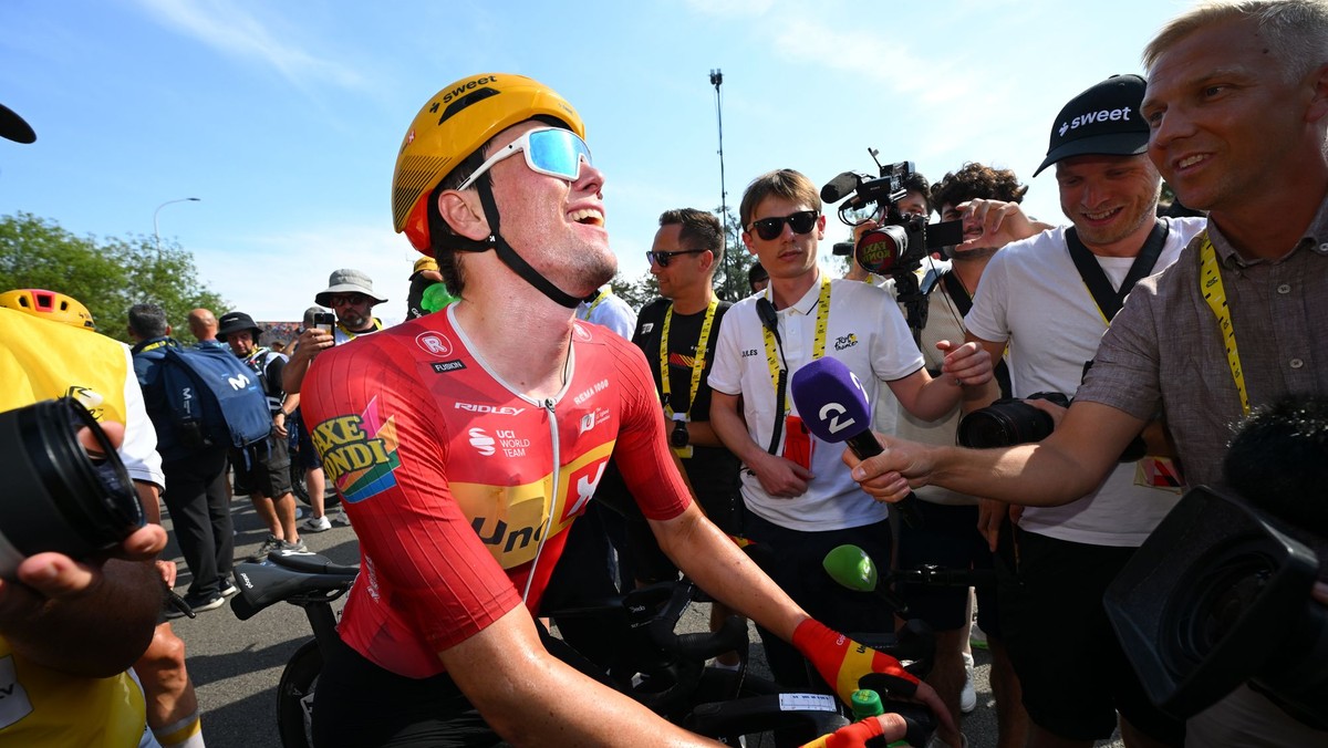 Nórsky cyklista Sören Waerenskjold oslavuje výhru v 11. etape Tour de France 2026. 