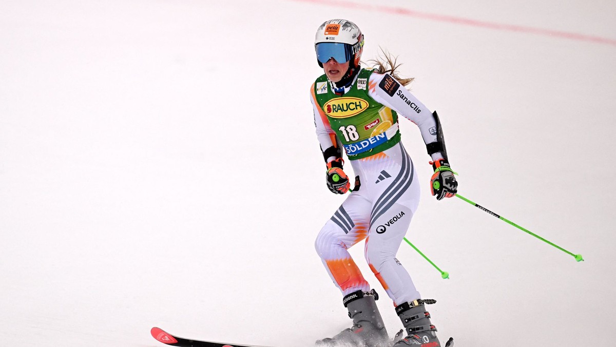 Petra Vlhová na trati počas obrovského slalomu Svetového pohára v alpskom lyžovaní v rakúskom Söldene 