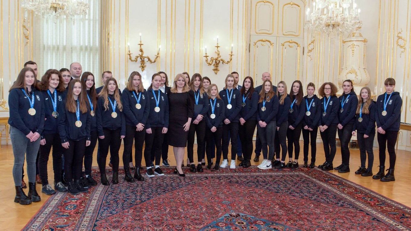 Hokejové reprezentantky SR do 16 rokov, ktoré získali strieborné medaily na nedávnom zimnom EYOF počas prijatia prezidentkou SR Zuzanou Čaputovou.
