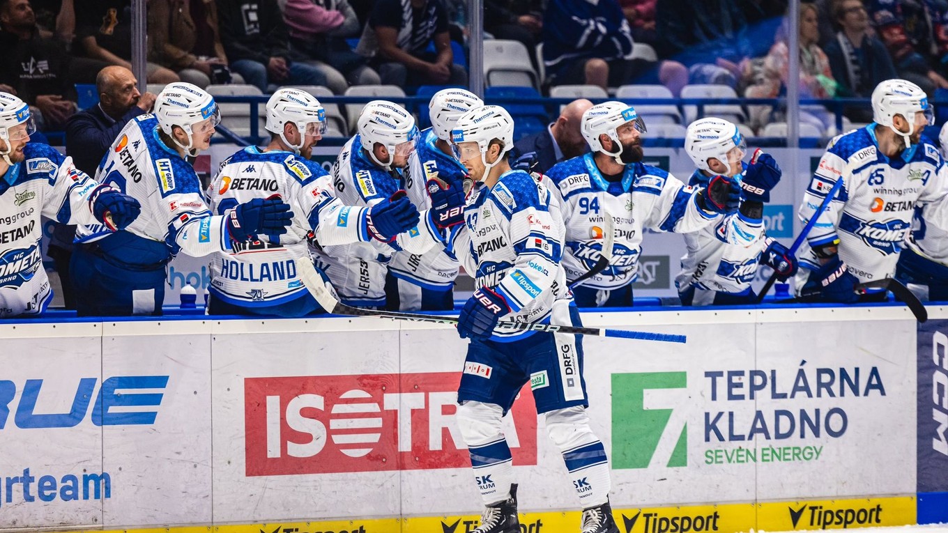 Hokejisti HC Kometa Brno sa tešia po góle. 