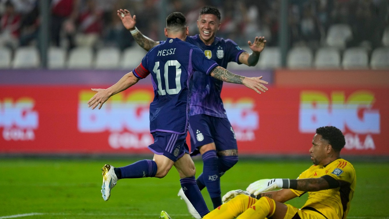 Lionel Messi oslavuje gól v zápase Peru - Argentína