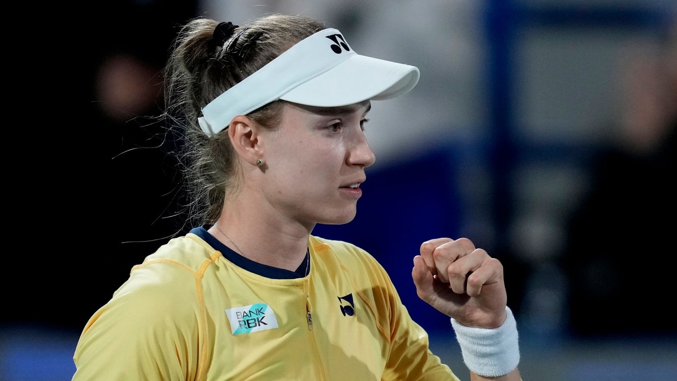 Jelena Rybakinová sa raduje z víťazstva nad Ruskou Ľudmilou Samsonovovou v semifinále ženskej dvojhry na turnaji  WTA v Abú Zabí.