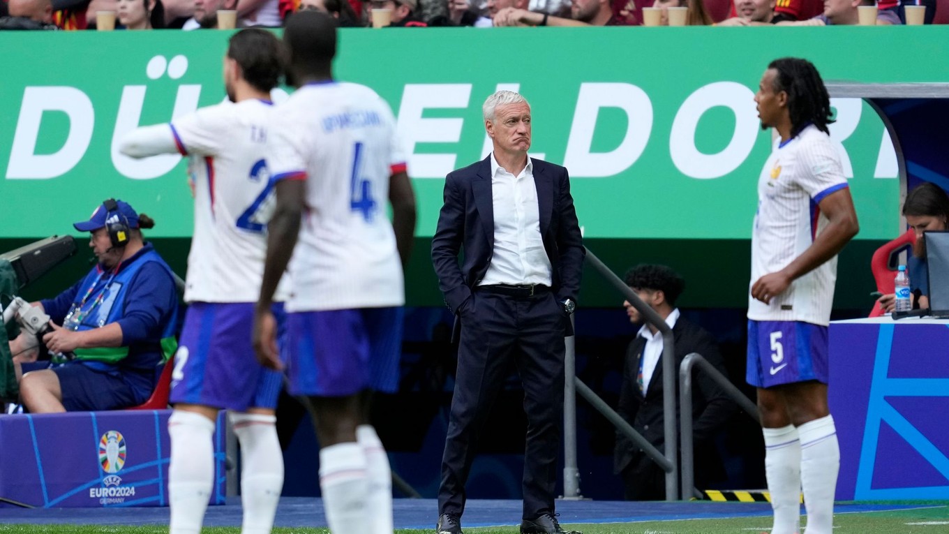 Tréner Didier Deschamps a hráči Francúzska.