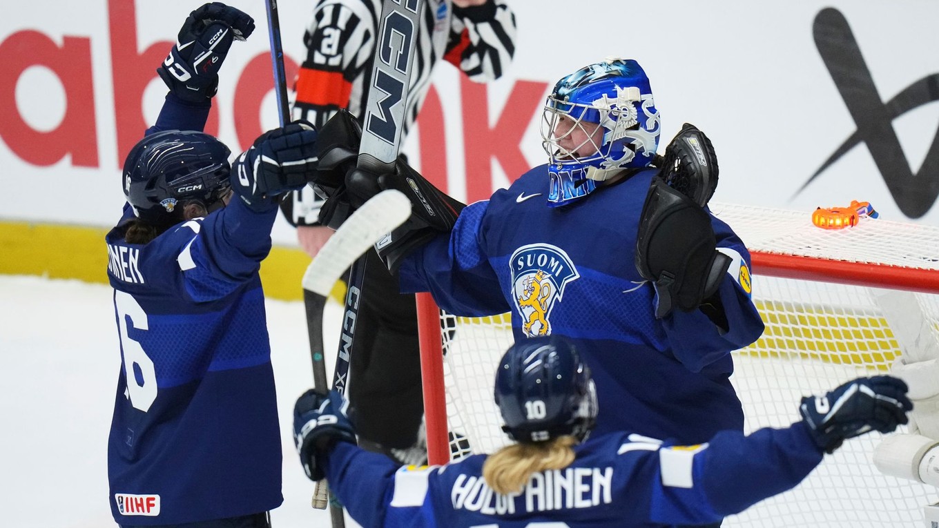 Hokejistky Fínska oslavujú postup do semifinále na MS v hokeji žien 2025. 