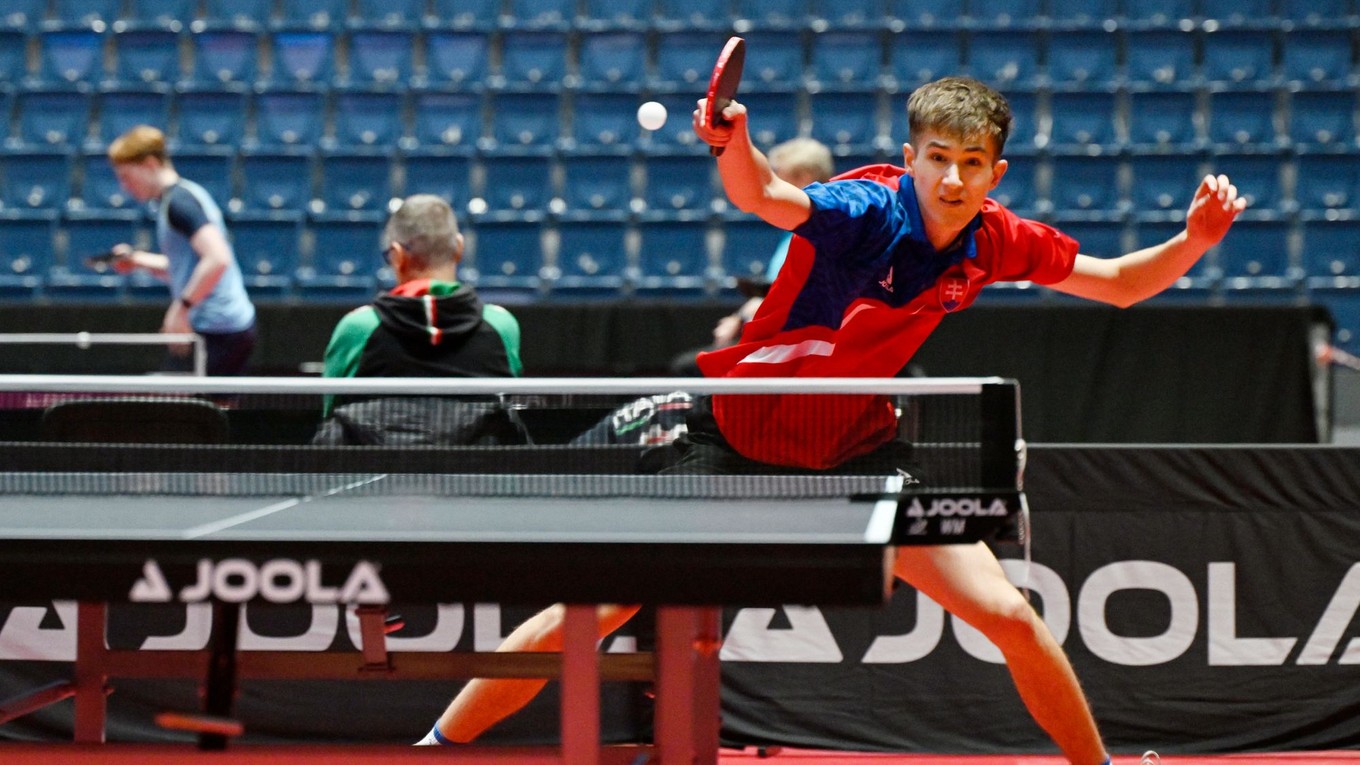 Samuel Palušek (Slovensko) odvracia úder Rafaela Konga (Potugalsko) v zápase úvodného kola 1. skupiny mužskej dvojhry na ME hráčov do 21 rokov