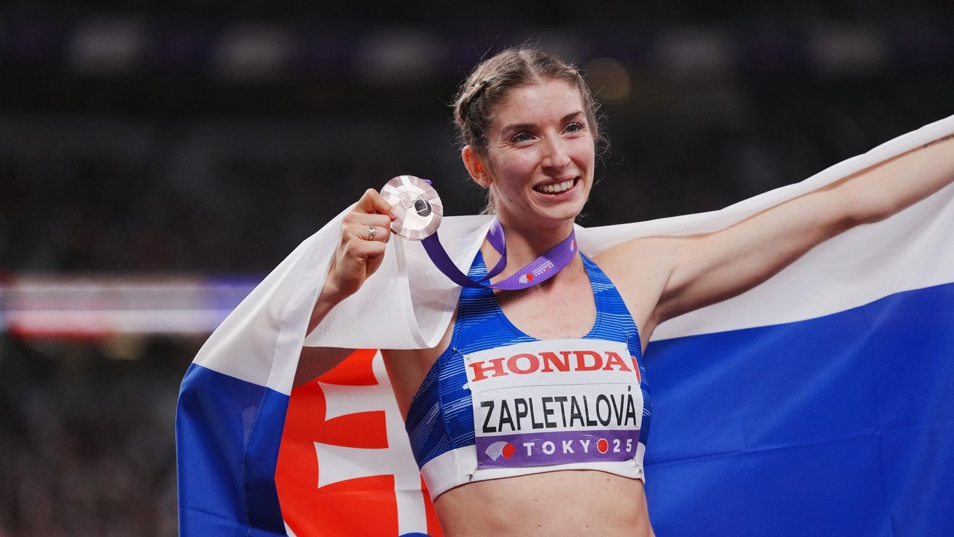 Emma Zapletalová s bronzovou medailou na MS v atletike 2025.