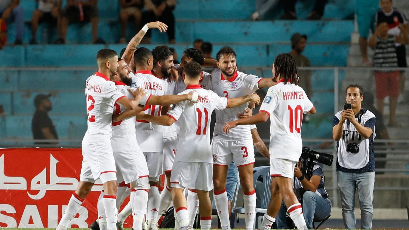 Futbalisti Tuniska oslavujú víťazstvo.