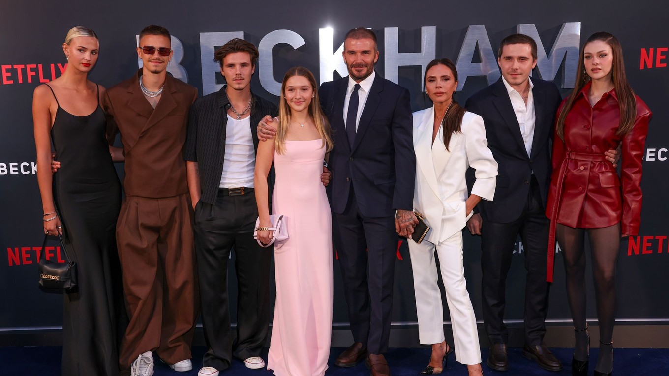 Zľava Mia Reganová, Romeo Beckham, Cruz Beckham, Harper Beckhamová, David Beckham, Victoria Beckhamová, Brooklyn Beckham and Nicola Peltzová