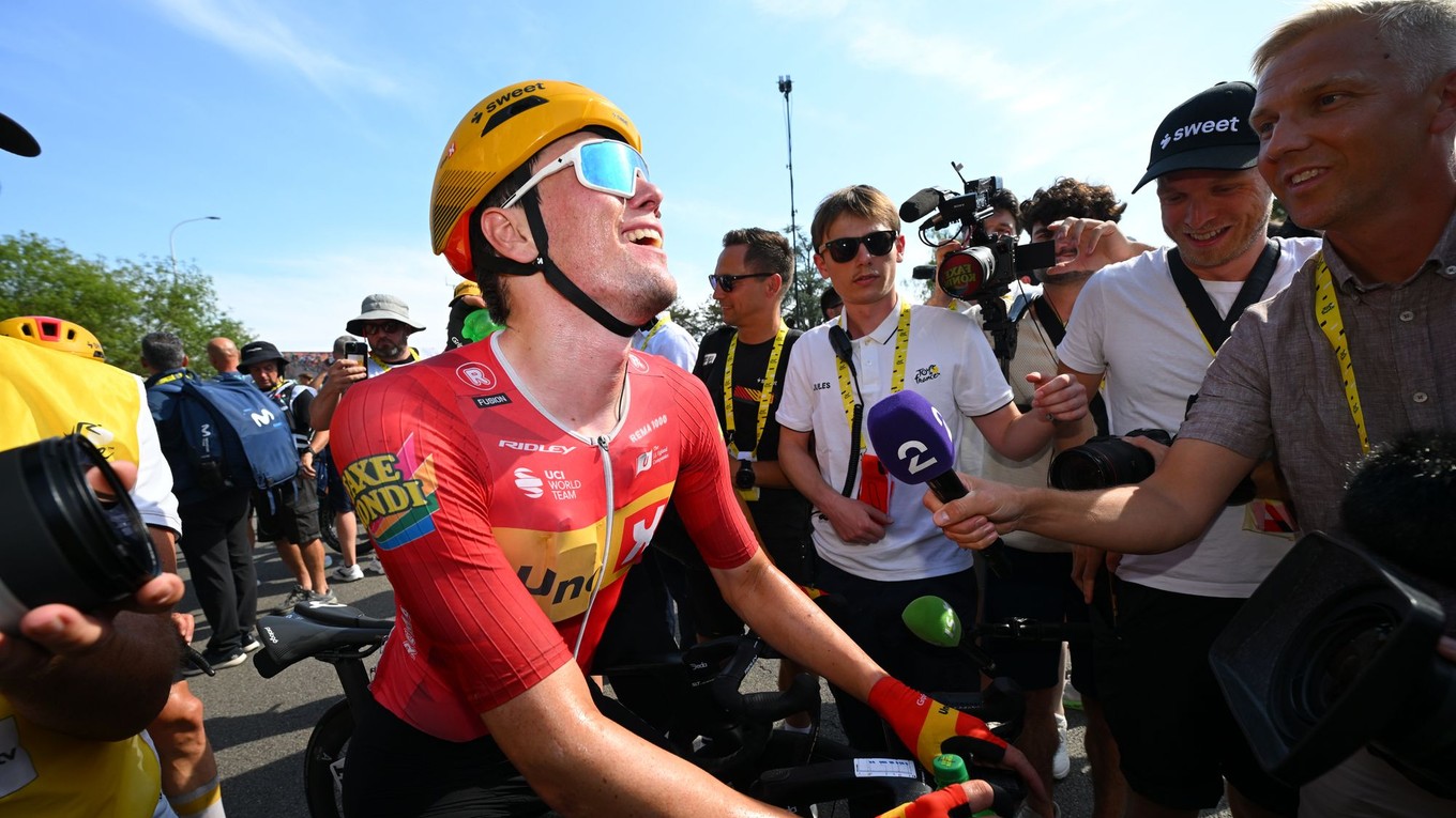 Nórsky cyklista Sören Waerenskjold oslavuje výhru v 11. etape Tour de France 2026. 