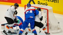 Dominik Kahun strieľa gól v zápase Slovensko - Nemecko v skupine B na MS v hokeji 2024.