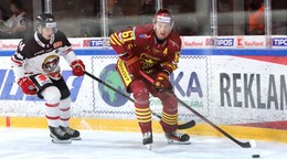 Zľava Ján Petriska (Banská Bystrica) a Filip Ahl (Trenčín) počas zápasu 6. kola Tipos extraligy HC MONACObet Banská Bystrica - HK Dukla Trenčín.