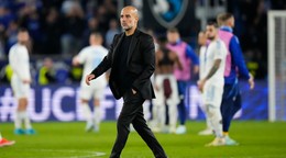 Tréner Manchestru City Pep Guardiola odchádza z ihriska po zápase Slovan Bratislava - Manchester City v 2. kole ligovej fázy Ligy majstrov.