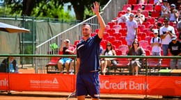 Filip Polášek máva divákom počas rozlúčkového zápasu v rámci challengerového antukového turnaju Bratislava Open.