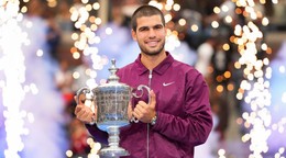 Carlos Alcaraz pózuje s trofejou po víťazstve na US Open 2025