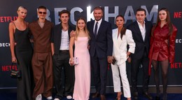 Zľava Mia Reganová, Romeo Beckham, Cruz Beckham, Harper Beckhamová, David Beckham, Victoria Beckhamová, Brooklyn Beckham and Nicola Peltzová 