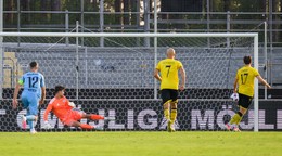 Kenan Bajrič (Slovan), Dominik Takáč (Slovan), Viktor Gustafson (Mjällby) a Elliot Stroud (Mjällby), ktorý dáva gól počas prvého zápasu 3. predkola Ligy majstrov Mjällby AIF - ŠK Slovan Bratislava.