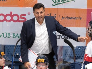 Vladimír Růžička na striedačke HC Slovan Bratislava.