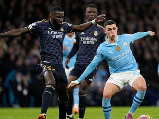 Phil Foden a Antonio Rüdiger počas odvety štvrťfinále Manchester City - Real Madrid. 