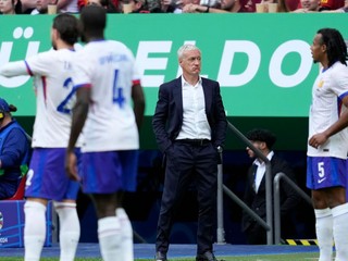 Tréner Didier Deschamps a hráči Francúzska.
