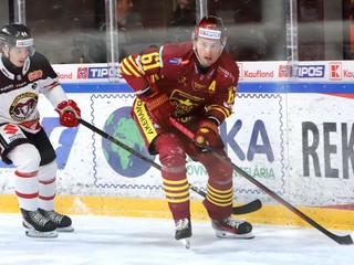 Zľava Ján Petriska (Banská Bystrica) a Filip Ahl (Trenčín) počas zápasu 6. kola Tipos extraligy HC MONACObet Banská Bystrica - HK Dukla Trenčín.