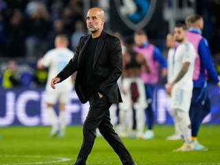 Tréner Manchestru City Pep Guardiola odchádza z ihriska po zápase Slovan Bratislava - Manchester City v 2. kole ligovej fázy Ligy majstrov.