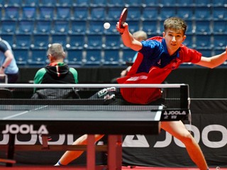 Samuel Palušek (Slovensko) odvracia úder Rafaela Konga (Potugalsko) v zápase úvodného kola 1. skupiny mužskej dvojhry na ME hráčov do 21 rokov