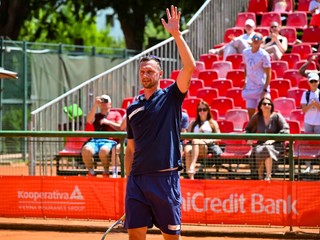 Filip Polášek máva divákom počas rozlúčkového zápasu v rámci challengerového antukového turnaju Bratislava Open.
