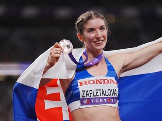 Emma Zapletalová s bronzovou medailou na MS v atletike 2025.