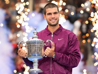 Carlos Alcaraz pózuje s trofejou po víťazstve na US Open 2025