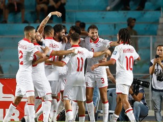 Futbalisti Tuniska oslavujú víťazstvo.