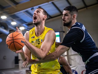 Momentka zo zápasu Patrioti Levice - BC Slovan Bratislava.