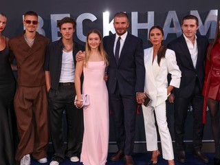 Zľava Mia Reganová, Romeo Beckham, Cruz Beckham, Harper Beckhamová, David Beckham, Victoria Beckhamová, Brooklyn Beckham and Nicola Peltzová 