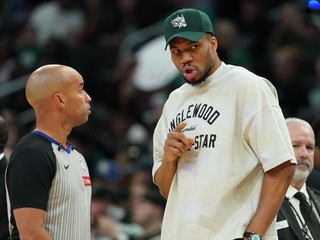 Zranený basketbalista Milwaukee Bucks Giannis Antetokounmpo